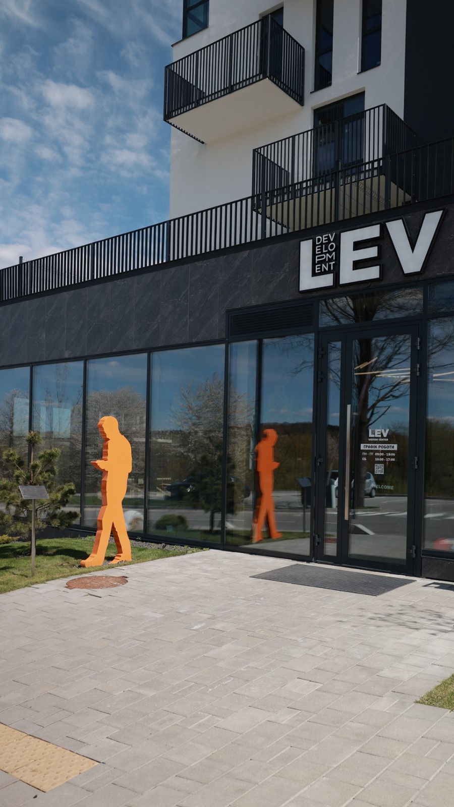 LEV Development x Volodymyr Tsisaryk: Мить у потоці 6