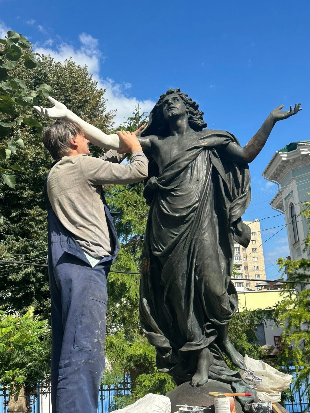 Відновлення руки скульптури XIX століття Вознесіння Ісуса Христа 4